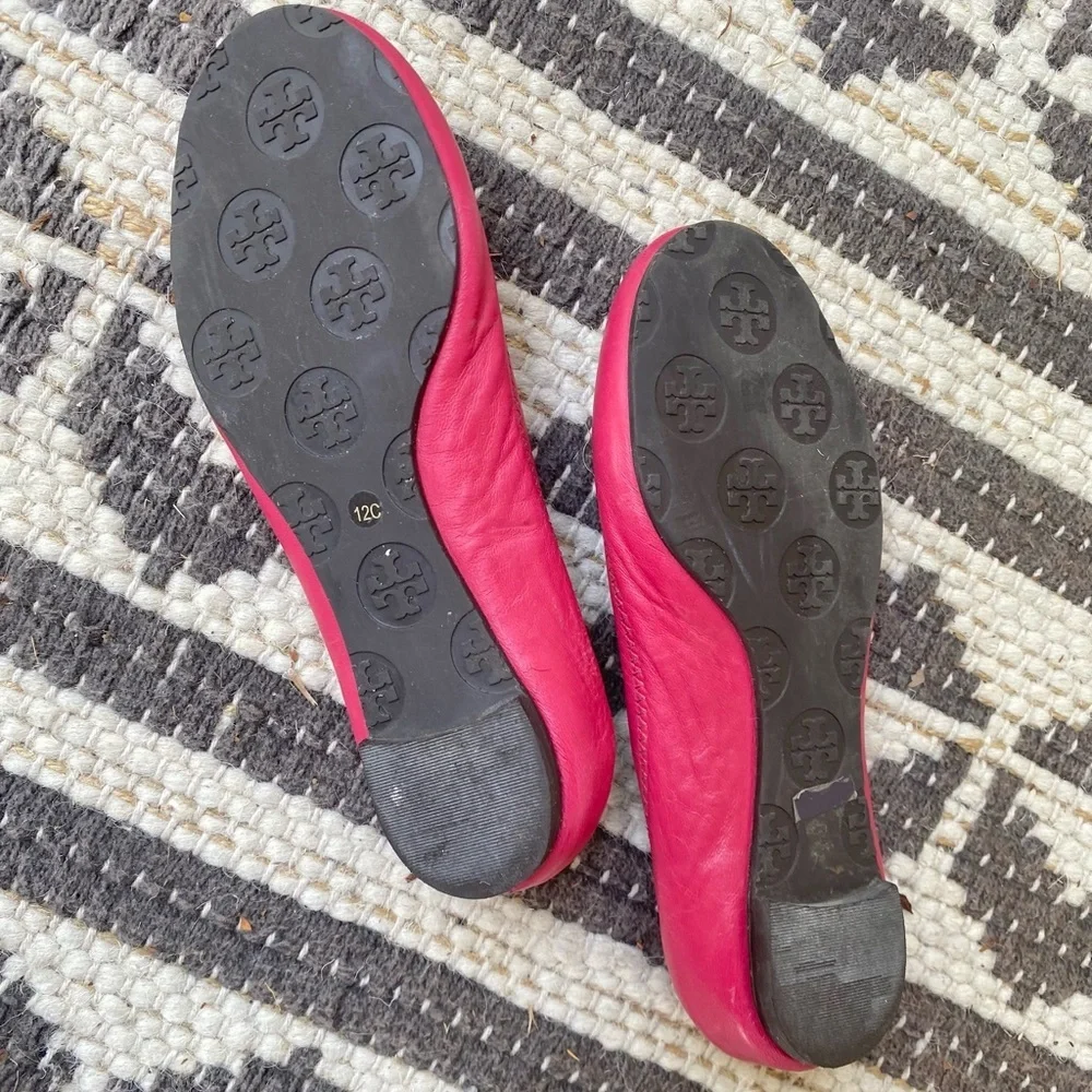 Girls Tory Burch Fuchsia flats with Gold Emblem